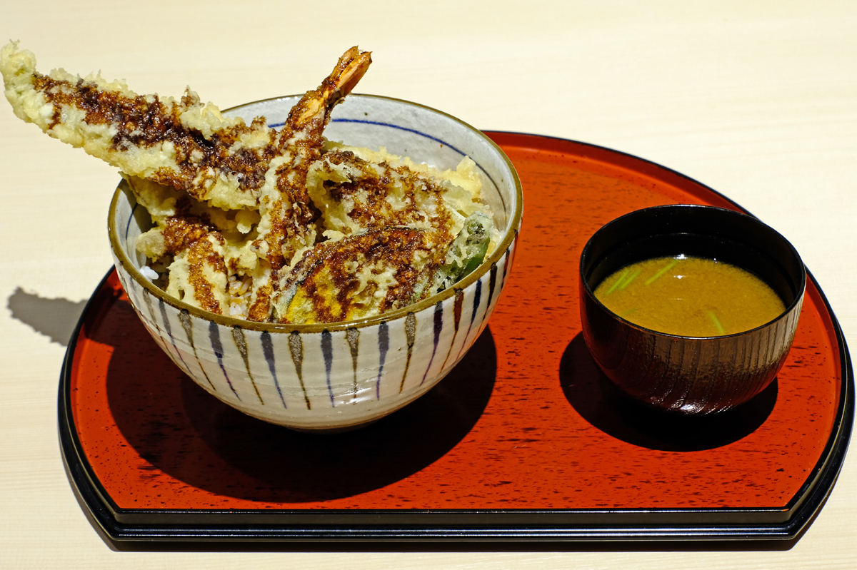 穴子一本海鮮丼(980円 税込) 提供：ストアプロジェクト