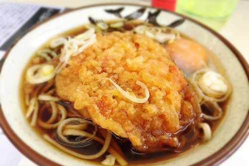 「天ぷら玉子そば」(合計420円)は、醤油だしが染み込んだ天ぷら、それに玉子が混じり合う最高の組合せ