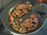 細かく刻んだニンニクとごま油大さじ1をフライパンで熱し、牛肉を炒める