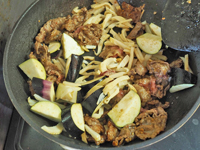 ナスとたけのこ、ごま油大さじ1を加え、全体に火が通ってきたら水や調味料などと豆腐と刻みネギを加えて一煮立ちさせる