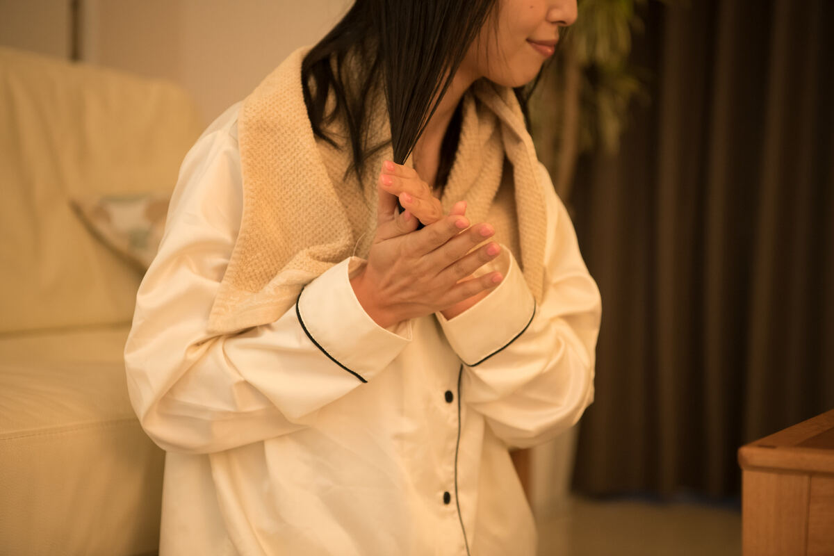 ヘアオイルをつけすぎたまま寝てもいい?