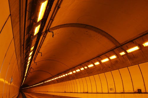 高速トリビア 1 トンネルの 照明 入口と内部で 明るさ が違うって知ってた マイナビニュース