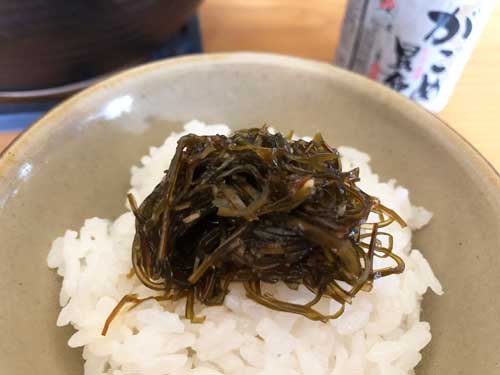 あつあつのご飯にのせると香りと辛味が一層際立つ