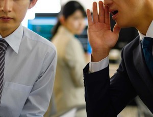 クイズで学べるお金の知識 第11回 未公開の内部情報を使って株式の取引で利益を上げようとする不正行為を何と言う?【アウトサイダー取引・オレオレ詐欺・インサイダー取引】