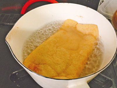 油揚げは熱湯にくぐらせて油を落とす