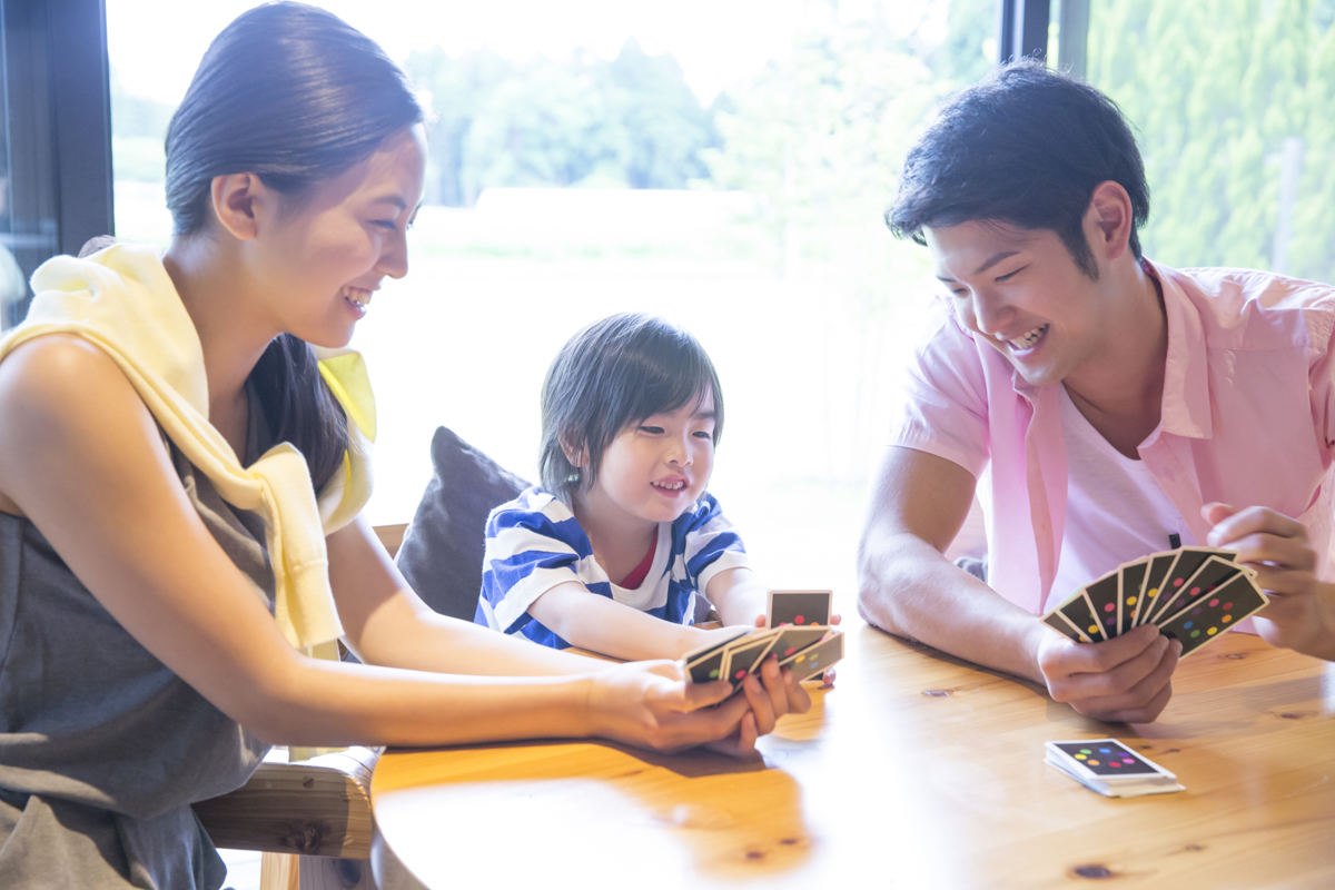 夫婦の会話、子どもの前で話すときの注意点は?（写真：マイナビニュース）