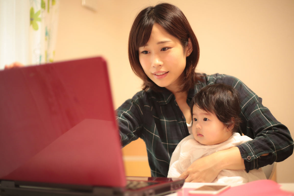 子育てしながら在宅ワークで成果をあげるには?（写真：マイナビニュース）