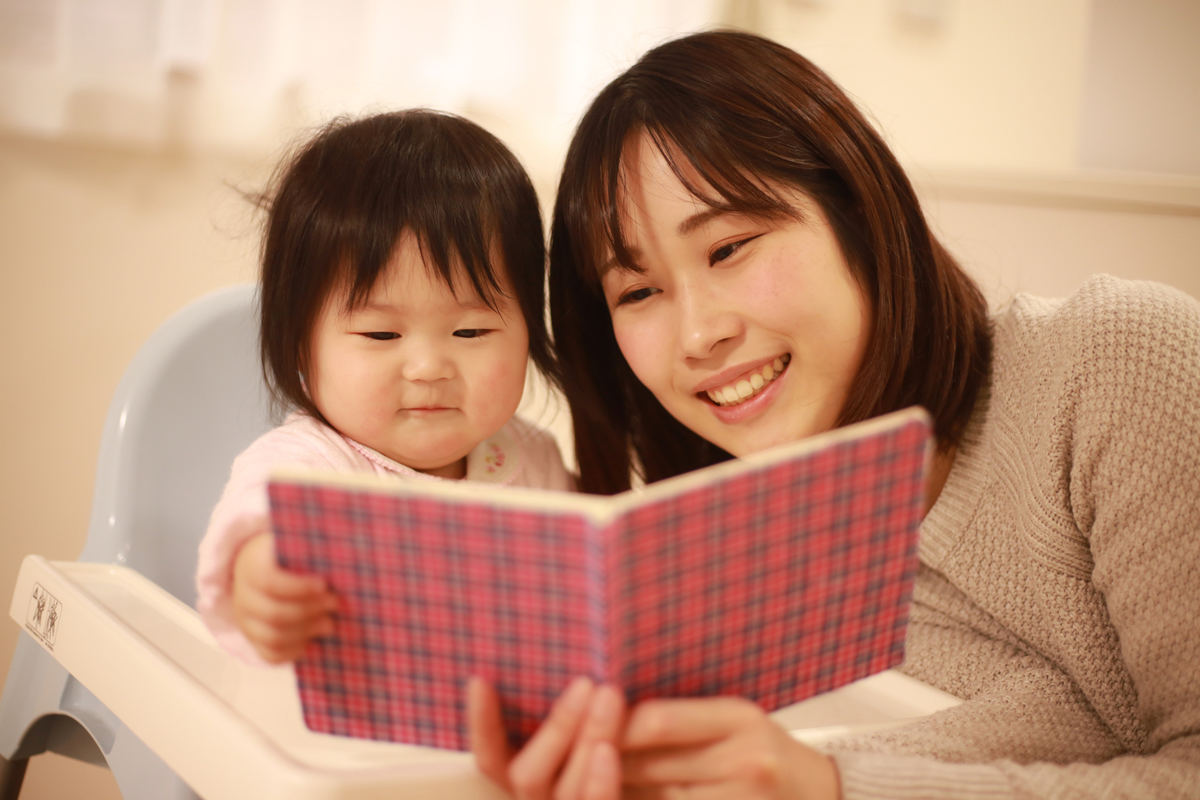 「絵本」の読み聞かせの正解は?（写真：マイナビニュース）