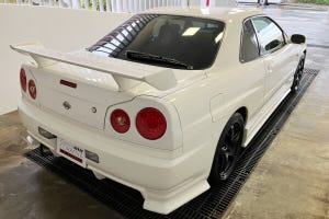 このクルマ、GT-Rかな?