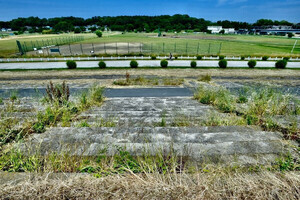 クルマのクイズ 第57回 多摩川河川敷にあった黒い階段群は何の跡地? クルマに関係のある場所です