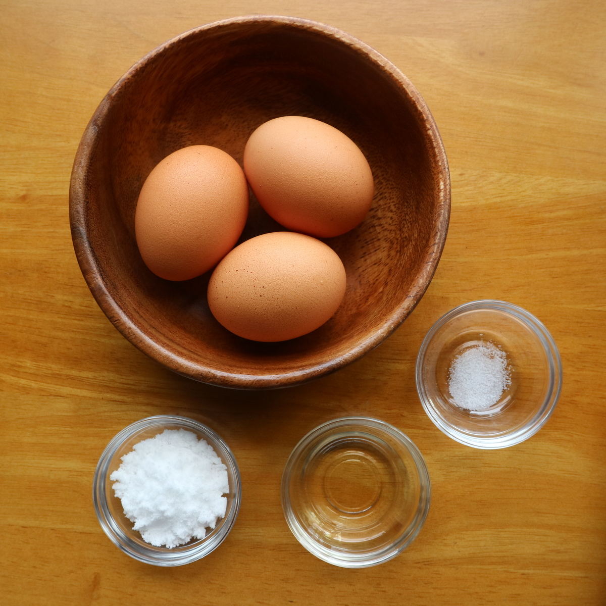 材料は、卵、砂糖、みりん、塩でシンプルに