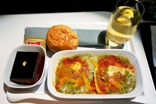 機内食図鑑 14 ルフトハンザ航空の和食 プレエコはご飯モリモリ ビジネスは握り寿司から マイナビニュース