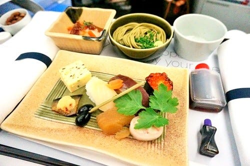 機内食図鑑 14 ルフトハンザ航空の和食 プレエコはご飯モリモリ ビジネスは握り寿司から マイナビニュース