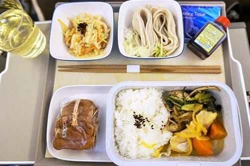 機内食図鑑 16 人形焼きにヤクルトも 日本を感じるガルーダ インドネシア航空のおもてなし マイナビニュース