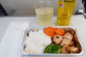 機内食図鑑 第25回 ハワイ旅行を格安に! スクートのホノルル＝関空線で機内食でも異国気分を