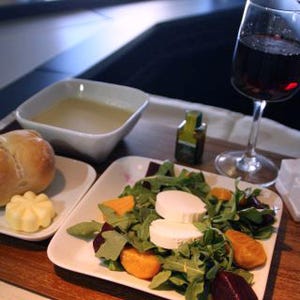 機内食図鑑 第5回 デルタ航空「ビジネスエリート」は空飛ぶ個室風レストラン