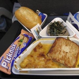 機内食図鑑 第6回 小粋なプレートがヨーロッパっぽい！　オーストリア航空機内食