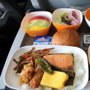 機内食図鑑 第7回 "海苔弁"のようなエバー航空の機内食にほっこり