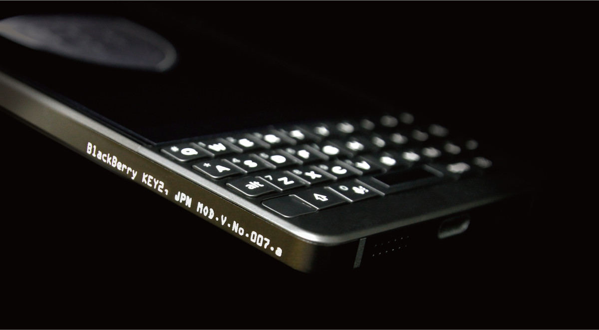 FOXが販売する「BlackBerry KEY2 Last Edition」。299台限定でシリアルナンバーが刻印される特別モデルだ