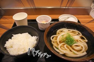 チェーン店の最新モーニング食べ比べ【2023年】 第8回 朝から「うどん＆ご飯」で炭水化物をたっぷり堪能だ! - 「親父の製麺所」の朝メニュー420円を食べてみた