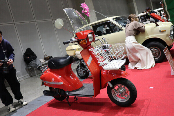 バイクのクイズ 第46回 昭和に咲いた一輪ならぬ“二輪”の花? バイクとしては珍しい和名スクーターの正体とは?