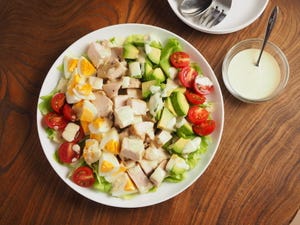 筋肉料理人の筋肉レシピ 第9回 夏の筋トレを乗り越える「鶏むね肉のコブサラダ」