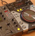 音楽をはじめよう! 第83回 パイオニアのスクラッチ対応DJ用CDプレイヤー「CDJ-400」(1)