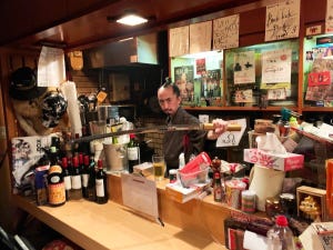 大阪人が教えるホンマにええ店 第4回 朝9時まで毎日"宴"が催される、"サムライ"が切り盛りする深夜食堂