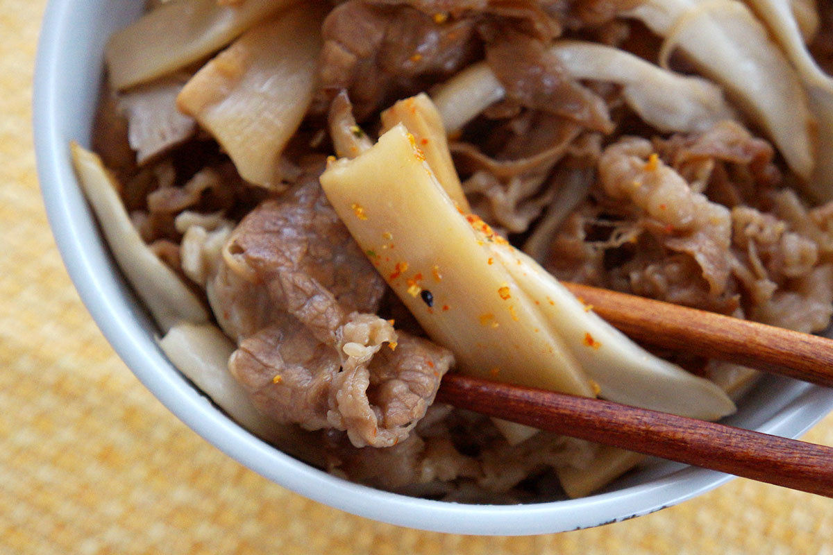 さすがに「牛丼にメンマのせました〜」だけじゃあんまりなので、見た目と食感がとりわけ松茸に似ているエリンギでもうひと手間。「ほのかに松茸風味のメンマ牛丼」、これはごちそうだ～