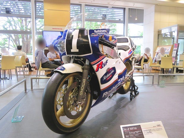 街なかの競技車(4) 鈴鹿8耐にホンダワークス復帰!「ロスマンズ ホンダ RVF750」で黄金期を回想 | マイナビニュース