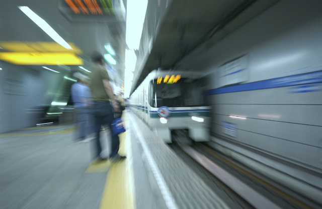 読む鉄道、観る鉄道(18) 『交渉人 真下正義』 - 東京の地下鉄で爆弾を積んだ「クモ」走り回る! | マイナビニュース