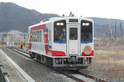 リアス線開通を祝うヘッドマークを掲げた36-700形の普通列車(写真：マイナビニュース)