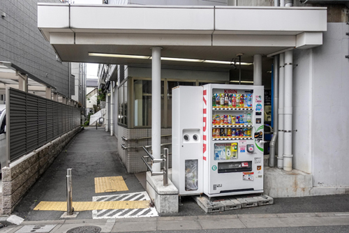 南新宿駅改札横の細い路地を抜けた場所に店舗がある