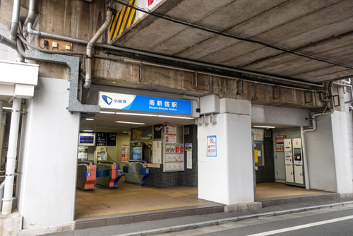 最寄駅は小田急線南新宿駅。代々木駅からも店までは徒歩5分ほど