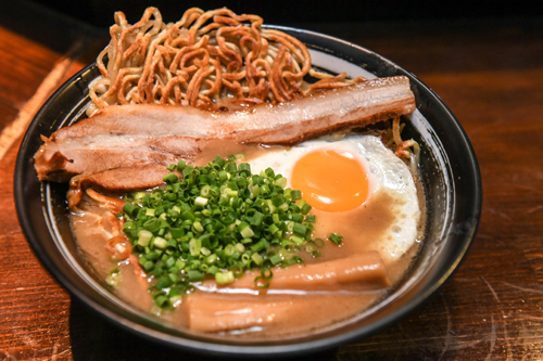 焼いた麺をスープに入れた「焼麺」