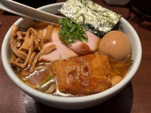 都内ラーメン巡り 第17回 豚バラ肉の角煮チャーシューの存在感が凄すぎる! 新宿「創始麺屋武蔵」でがっつり食べてきた