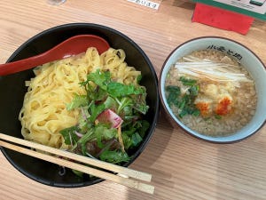 都内ラーメン巡り 第28回 背脂デビューにもおすすめ! 新宿にある個性的でおしゃれな「小麦と肉　桃の木」 の「背脂生姜醤油」つけ麺