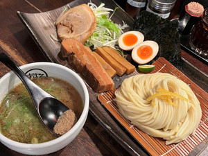 都内ラーメン巡り 第38回 つけ麺の七変化! 見た目は、刺し盛り! 学芸大学にある「麺やすする」は、盛付も味もインパクト大