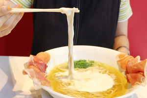 都内ラーメン巡り 第6回 ラーメン七変化! 細部までおしゃれな、銀座「ドゥエイタリアン」3食レポ