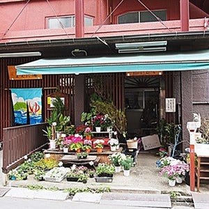 本日は銭湯日和 第19回 東京には花屋兼業の銭湯がある--豊島区「前田湯」は入り口でメルヘン気分