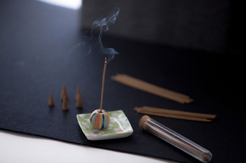 お寺の奥さんが「手作りお香教室」の副業-多忙な本業との両立の秘訣とは?