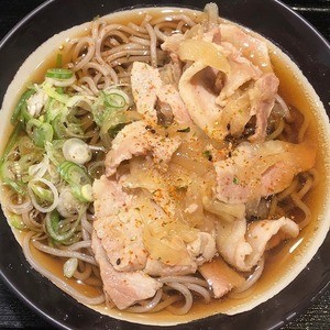 立ち食いそば散歩 第167回 浅草「小粋そば」で味わった「肉そば」は、観光客にもおすすめしたい一杯