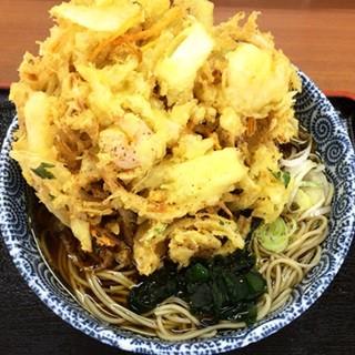 立ち食いそば散歩 第18回 丼からがっつりはみ出たかき揚げが鎮座! 「大吉田そば」は大盛りが正解