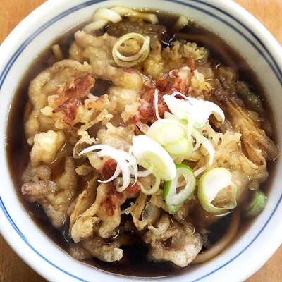 「立喰い生そば 長寿庵」の「天ぷらうどん」(税込340円)