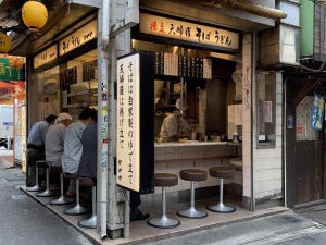 中央線「昭和グルメ」を巡る 第50回 変わらぬ店の雰囲気とコシの強いそば「かめや 新宿店」(新宿)