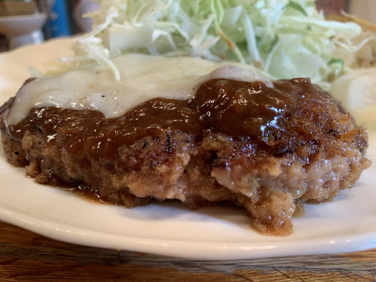 肉厚でジューシーなハンバーグ