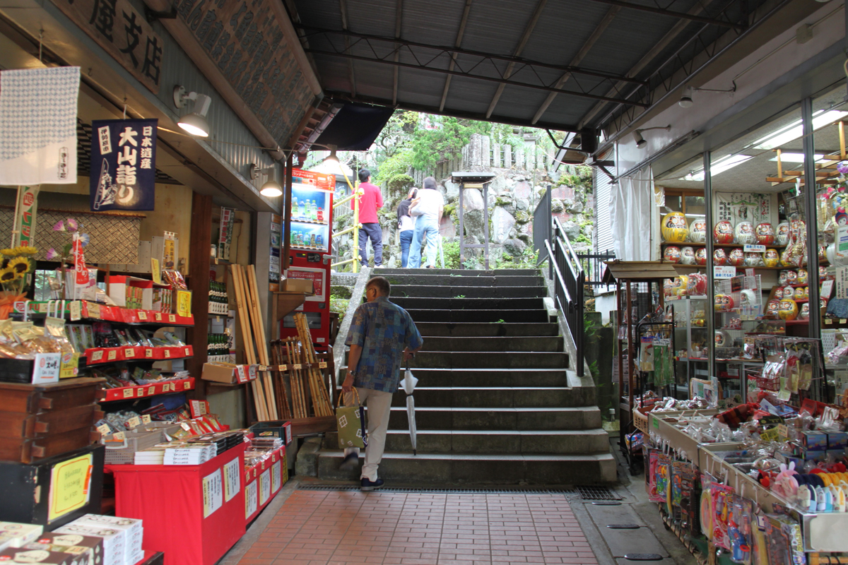 参道にはのぞくだけでも楽しい土産物店が並ぶ