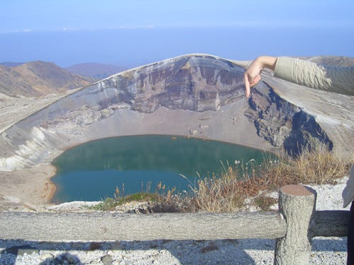 観光で行きたい全国の穴場スポット 2 五色に変化する水をたたえた神秘的な火山湖 蔵王のお釜 マイナビニュース