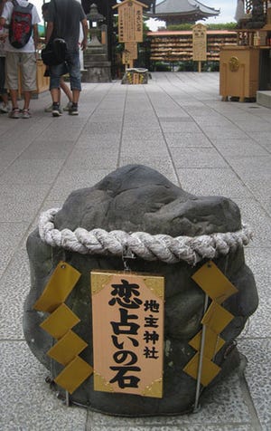 観光で行きたい全国の穴場スポット 第24回 京都・清水寺で恋の成就を歩いて占う、地主神社の「恋占いの石」