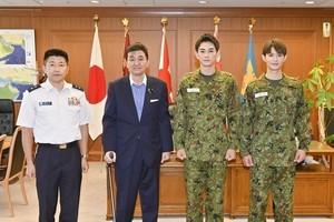 テッパチ!な人々 第1回 町田啓太＆佐野勇斗の戦闘服姿を防衛大臣が称賛 『テッパチ!』協力で表敬訪問